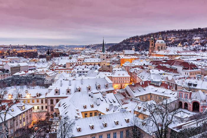 Phố cổ Prague, con đường tuyết trắng ở Cộng hòa Séc. Ảnh: Northen Hikes